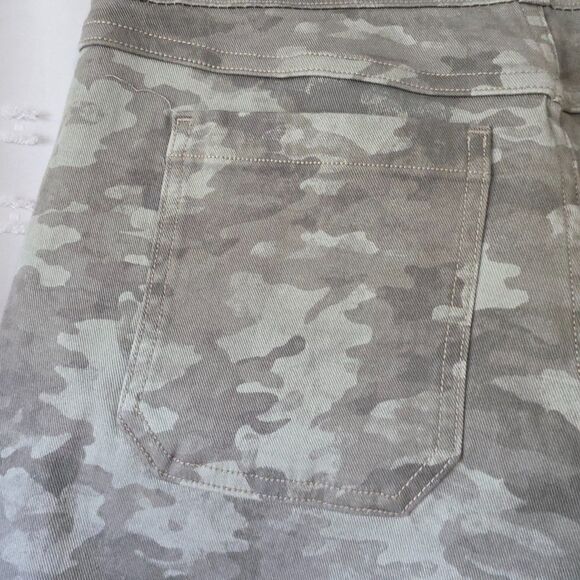 Spanx Camo On the Go Shorts - Size M - Picture 4 of 7